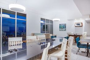 Holiday Inn Express & Suites Panama City Beach - Beachfront by IHG