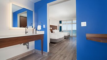 Holiday Inn Express & Suites Panama City Beach - Beachfront by IHG