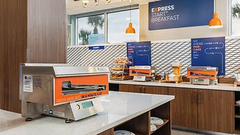 Holiday Inn Express & Suites Panama City Beach - Beachfront by IHG