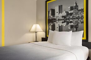 Super 8 by Wyndham Meadowlands
