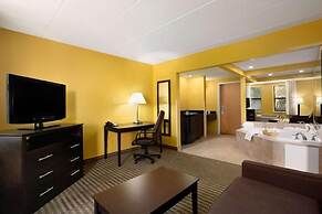 La Casa Inn & Suites - Middleboro