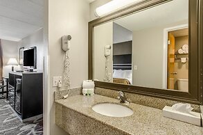 La Casa Inn & Suites - Middleboro