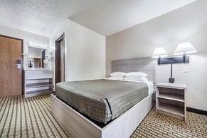 Bearcat Inn and Suites