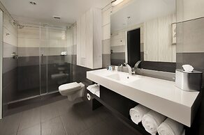 Skybridge Seattle Airport Hotel