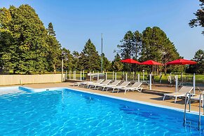 Quality Inn & Suites Garden of the Gulf