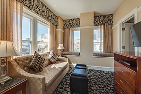 Gaslamp Plaza Suites