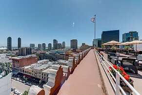 Gaslamp Plaza Suites