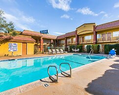 Rodeway Inn & Suites Corona
