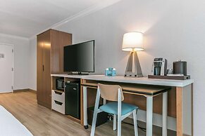 Winter the Dolphins Beach Club, Ascend Hotel Collection