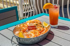 Winter the Dolphins Beach Club, Ascend Hotel Collection