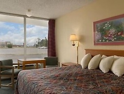 Days Inn by Wyndham Newport