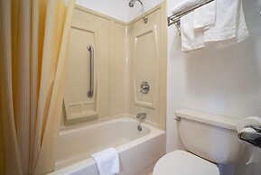 Days Inn by Wyndham Clinton