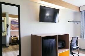 Days Inn by Wyndham Flint/Bishop International Airport