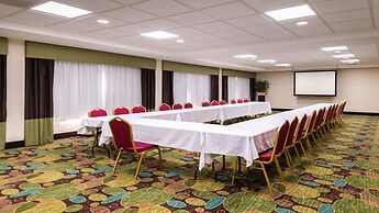 Holiday Inn Hotel & Suites Warren by IHG