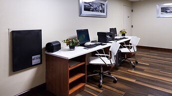 Holiday Inn Hotel & Suites Warren by IHG