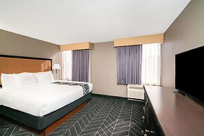 La Quinta Inn & Suites by Wyndham Memphis Airport Graceland