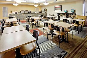 La Quinta Inn & Suites by Wyndham Memphis Airport Graceland