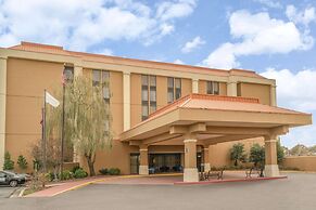 La Quinta Inn & Suites by Wyndham Memphis Airport Graceland