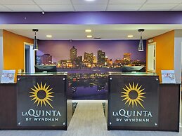 La Quinta Inn & Suites by Wyndham Memphis Airport Graceland