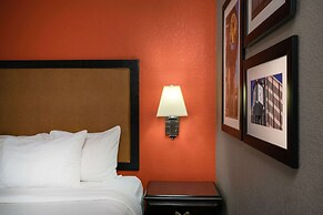 La Quinta Inn & Suites by Wyndham Memphis Airport Graceland
