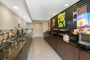 La Quinta Inn & Suites by Wyndham Memphis Airport Graceland