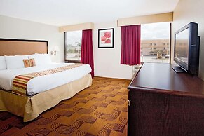 La Quinta Inn & Suites by Wyndham Memphis Airport Graceland