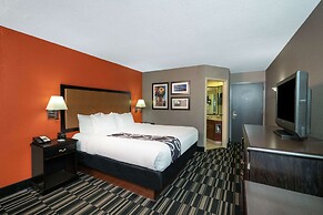 La Quinta Inn & Suites by Wyndham Memphis Airport Graceland
