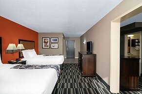 La Quinta Inn & Suites by Wyndham Memphis Airport Graceland