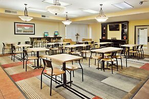 La Quinta Inn & Suites by Wyndham Memphis Airport Graceland