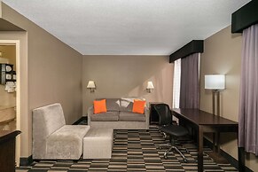 La Quinta Inn & Suites by Wyndham Memphis Airport Graceland
