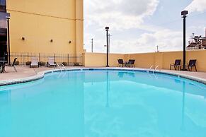 La Quinta Inn & Suites by Wyndham Memphis Airport Graceland