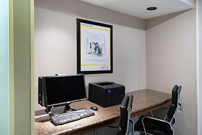 La Quinta Inn & Suites by Wyndham Memphis Airport Graceland