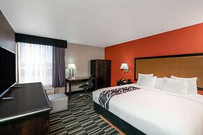 La Quinta Inn & Suites by Wyndham Memphis Airport Graceland