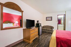 Econo Lodge & Suites