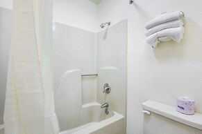 Econo Lodge & Suites