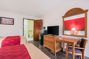 Econo Lodge & Suites