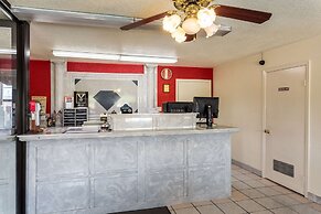 Econo Lodge & Suites