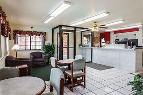 Econo Lodge & Suites