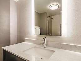 La Quinta Inn & Suites by Wyndham Warwick Providence Airport