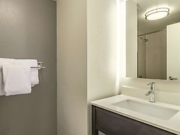 La Quinta Inn & Suites by Wyndham Warwick Providence Airport