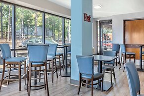 Days Inn & Suites by Wyndham Rocky Mount Golden East