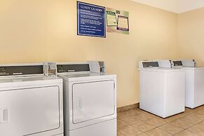 Days Inn & Suites by Wyndham Rocky Mount Golden East