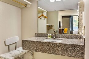 Days Inn & Suites by Wyndham Rocky Mount Golden East