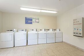 Days Inn & Suites by Wyndham Rocky Mount Golden East