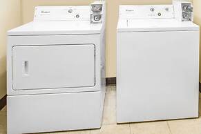 Days Inn & Suites by Wyndham Columbia Airport