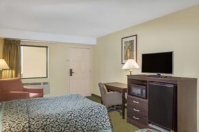 Days Inn & Suites by Wyndham Columbia Airport