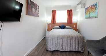 Riviera on Ruthven Motel