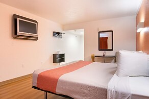 Motel 6 Tampa, FL - Fairgrounds