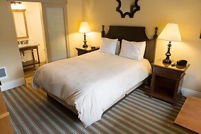 Lighthouse Lodge And Cottages