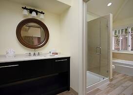 Lighthouse Lodge And Cottages